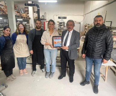 Belediye Başkanımız Sayın Mustafa Kenan Sarıtaş, Türkiye Odalar ve Borsalar Birliği tarafından düzenlenen Türkiye’nin Girişimci Kadın Gücü Yarışması’nda seramik alanında Türkiye birinciliğini kazanan Sayın Hazal Ünsal Coruk'u ve eşi Sayın Erkut Coruk