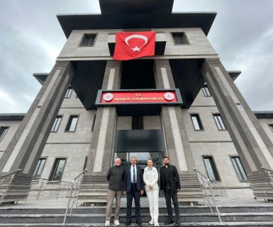 Belediye Başkanımız Sayın Mustafa Kenan Sarıtaş, yapım çalışmaları devam eden yeni Hükümet Konağı’nı ziyaret ederek müteahhit firma yetkilisi Sayın Mimar Yeliz Akyürek’ten çalışmalar hakkında detaylı bilgi aldı.