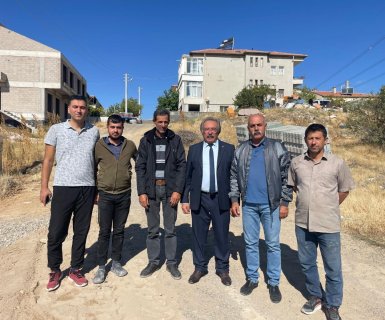 Belediye Başkanımız Sayın Mustafa Kenan Sarıtaş Yukarı Mahalle’de 137, 145 ve 146. sokaklarda yürütülen kilit parke çalışmalarını inceledi.