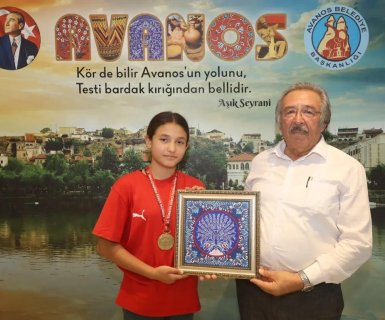 54 Kg’da Türkiye Şampiyonu olan Nevşehirli Güreşçimiz Buğlem Kılıç, Babası İbrahim Kılıç ile birlikte Belediye Başkanımız Mustafa Kenan Sarıtaş'ı ziyaret etti.