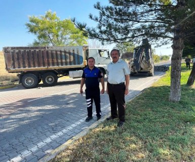 Belediye Başkanımız Sayın Mustafa Kenan Sarıtaş, İnönü Caddesi’nde sıcak asfalt çalışmalarının startını verdi.
