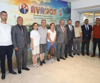 Manisa Salihli MHP ilçe başkanlığından Fatoş Topaç ve ailesi Belediye Başkanımız Mustafa Kenan Sarıtaş'ı makamında ziyaret ettiler.