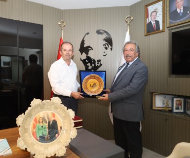 Uçhisar Belediye Başkanı Sayın Abdullah Çamcı ve Uçhisar Belediyesi Meclis Üyeleri Sayın Mehmet Erdoğan ile Sayın İbrahim Çidem, Belediye Başkanımız Sayın Mustafa Kenan Sarıtaş’ı makamında ziyaret ettiler.