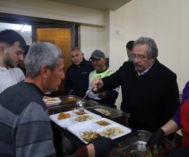 Belediyemiz tarafından düzenlenen geleneksel iftar yemeği, yoğun katılımla devam ediyor.