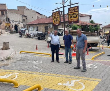 Belediyemiz tarafından çarşı meydanında hayata geçirilen "Araç Park Yoğunluğunu Azaltma ve Yayalaştırma" çalışmaları kapsamında hayata geçirilen duba çalışmaları esnaf ve vatandaşlarımızdan tam not aldı.
