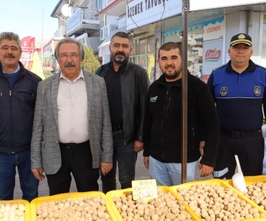 Belediye Başkanımız Sayın Mustafa Kenan Sarıtaş, Cuma günü pazaryerini ziyaret ederek esnaflarımızla ve hemşehrilerimizle tek tek sohbet etti.