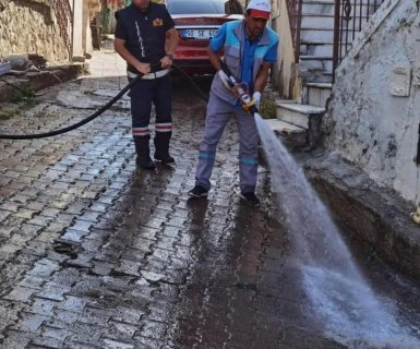 İklim Değişikliği ve Sıfır Atık Müdürlüğü ekiplerimiz Çarşı merkezinde Kurban Bayramı öncesi yıkama çalışması gerçekleştirdi.
