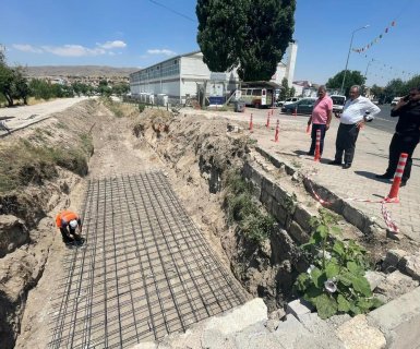 Belediye Başkanımız Sayın Mustafa Kenan Sarıtaş, belediyemiz tarafından ilçe genelinde sürdürülen altyapı ve üstyapı çalışmalarını yerinde inceleyerek denetimlerde bulundu.
