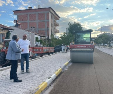 Belediye Başkanımız Sayın Mustafa Kenan Sarıtaş, ilçemizde yürütülen yol çalışmalarını sahada inceleyerek denetimlerde bulundu.