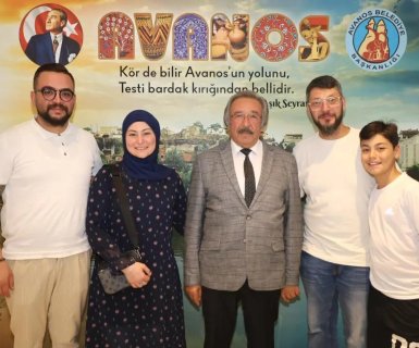 Belediye Başkanımızın gurbetçi yeğeni Lütfiye Gürsu ve Ailesi Belediye Başkanımızı makamında ziyaret etti.