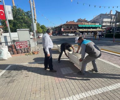 Belediyemizin çarşı merkezinde başlattığı yayalaştırma ve trafiği sınırlandırma çalışmalarının ardından, bölgenin estetik görünümünü de desteklemek üzere çarşı merkezine dekoratif çiçek saksıları temin edilerek yerleştirilmeye başlandı.
