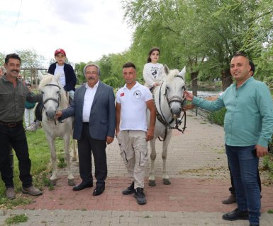 Kapadokya At ve Atçılık Kültür Festivali kapsamında çocuklara yönelik Pony Clup midilli atlarıyla ata binme deneyim etkinliği gerçekleştirildi.