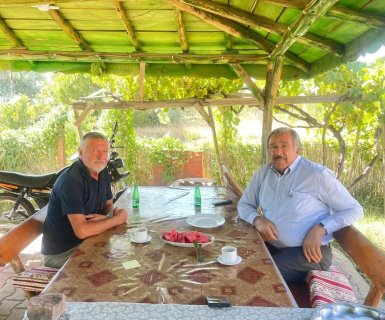 Belediye Başkanımız Mustafa Kenan Sarıtaş eski belediye başkanlarımızdan Seyhan Duru’yu karşıbağ'daki bahçesinde ziyaret etti.