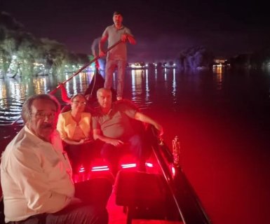 Belediye Başkanımız Mustafa Kenan Sarıtaş Nevşehir Milletvekilimiz MHP Grup Başkanvekili Prof. Dr. Filiz Kılıç ve saygıdeğer eşleri Avanos’un sembollerinden biri haline gelen gondolla Kızılırmak üzerinde gezintiye çıktılar.