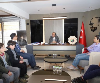 Alaeddin İlköğretim Okulu öğrencileri, Belediye Başkanımız Sn. Mustafa Kenan Sarıtaş’ı ziyaret ettiler.