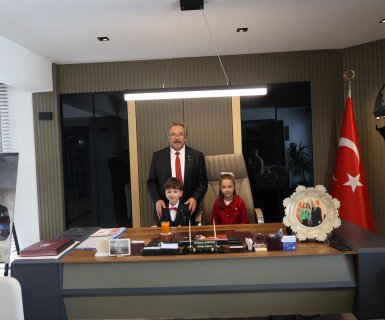 BELEDİYE BAŞKANIMIZ BAŞKANLIK KOLTUĞUNU ÇOCUKLARA DEVRETTİ