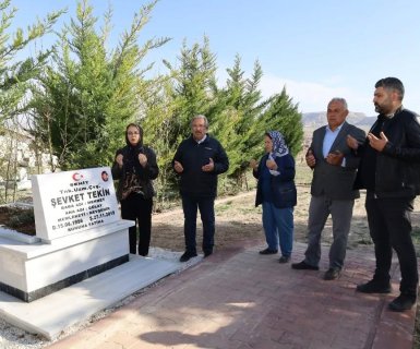 TBMM MHP Grup Başkan Vekili ve Nevşehir Milletvekilimiz Sayın Prof. Dr. Filiz Kılıç ve Belediye Başkanımız Sayın Mustafa Kenan Sarıtaş arefe günü kabir ziyaretlerinde bulundular.