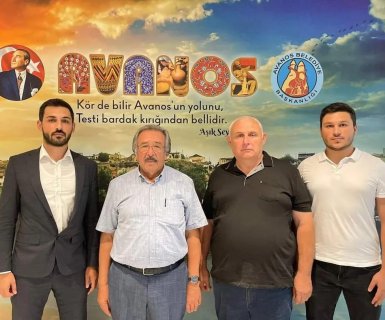 Em. Astsubay Mustafa Yenilmez oğulları Avukat Buğrahan Yenilmez ve Siyaset Bilimci Eren Yenilmez ile beraber Belediye Başkanımızı makamında ziyaret ettiler.