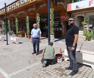 Belediye Başkanımız Sayın Mustafa Kenan Sarıtaş, Avanos çarşı merkezinde devam eden aydınlatma direklerinin montaj çalışmalarını yerinde inceledi.
