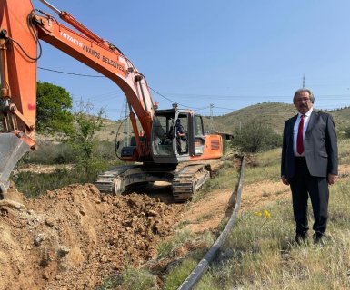 İlçemiz Köybağı Çay Yüzü Mevkii'nde bağları bulunan vatandaşlarımızın imece usulüyle temin ettikleri sulama borularının döşeme çalışmalarına, Belediyemiz Fen İşleri Müdürlüğü ekiplerince iş makineleri ile başlanmıştır.