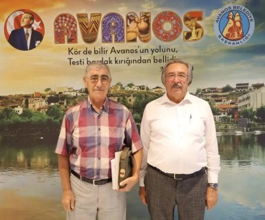 Emekli Öğretmen Kemal Uslu Belediye Başkanımız Mustafa Kenan Sarıtaş'ı makamında ziyaret etti, nazik ziyaretleri için teşekkür ederiz.