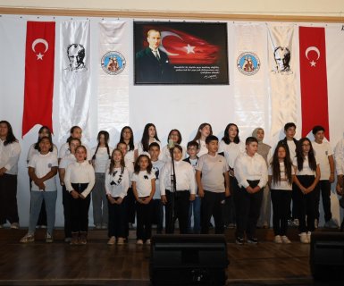 29 Ekim Cumhuriyet Bayramı kutlama etkinlikleri kapsamında, belediyemiz bünyesinde çalışmalarını sürdüren Türk Halk Müziği Korosu ve Çocuk Korosu tarafından Cumhuriyet Konseri ve Tiyatro Etkinliği gerçekleştirildi.