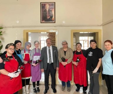 8 Mart Dünya Kadınlar Günü'nün hafta sonuna denk gelmesinden dolayı, Belediye Başkanımız Sn. Mustafa Kenan Sarıtaş, haftanın ilk iş günü belediyemizde çalışan kadın personellerimize çiçek takdim ederek, 8 Mart Dünya Kadınlar Günü'nü kutladı.