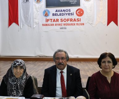 BELEDİYEMİZİN GELENEKSEL İFTAR SOFRASINDA HEMSEHRİLERİMİZ BİR ARADA ORUÇLARINI AÇIYOR