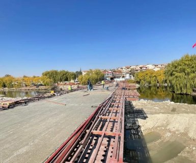 Belediye Başkanımız Mustafa Kenan Sarıtaş, tadilat çalışması hızlı bir şekilde devam eden Tarihi Taş Köprümüzde kaldırım ahşap kaplama ve beton çalışmalarını yerinde inceledi.