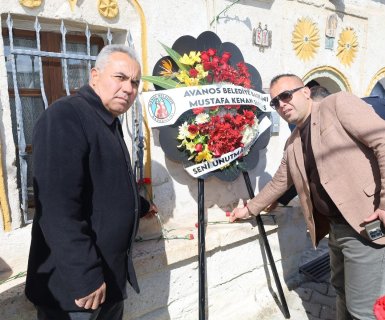 Belediyemiz tarafından değerli sanatçımız Edip Akbayram’ın evinin önüne kadar yürüyüş düzenlenerek karanfil ve çelenk bırakıldı.