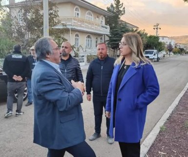 MHP TBMM Grup Başkanvekili, Nevşehir Milletvekilimiz Prof.Dr Filiz Kılıç ve Belediye Başkanımız Mustafa Kenan Sarıtaş Kapadokya Caddesinde devam eden sıcak asfalt yol yapım çalışmasını yerinde inceleyip çalışan işçilere tatlı ikram ettiler.