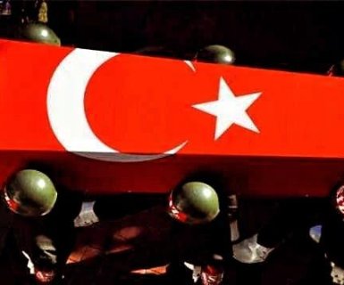 İzmir/Menemen’de görevi başında geçirdiği rahatsızlık nedeniyle şehit olan Topçu Uzman Çavuş Mehmet KÖKCÜ’ye Allah’tan rahmet, yakınlarına ve aziz milletimize başsağlığı diliyorum.