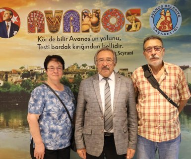 Hemşehrimiz Mehmet Dirier ve eşi, Belediye Başkanımız Mustafa Kenan Sarıtaş'ı makamında ziyaret ettiler. Kendilerine nazik ziyaretlerinden dolayı teşekkür ediyoruz.