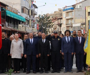 Belediye Başkanımız Sayın Mustafa Kenan Sarıtaş, 24 Kasım Öğretmenler Günü dolayısıyla düzenlenen Çelenk Sunma Törenine katıldı.