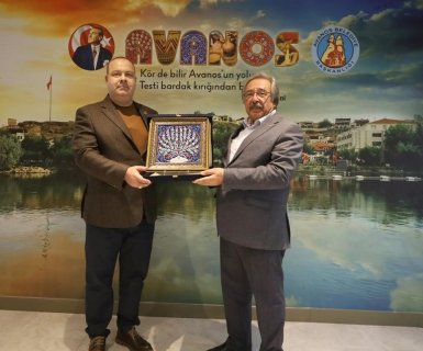 Belediye Başkanımız Sayın Mustafa Kenan Sarıtaş, ASSUVA Uzay ve Havacılık Sanayi Yönetim Kurulu Başkanı Sayın Remzi Başbuğ’a, belediyemize hibe ettiği hizmet aracı dolayısıyla teşekkür plaketi takdim etti.