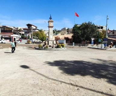 Alaaddin Camii ile Tarihi Taş Köprü'müz arası sıcak asfalt serim çalışmaları öncesi kilit parke söküm çalışmaları tamamlandı.