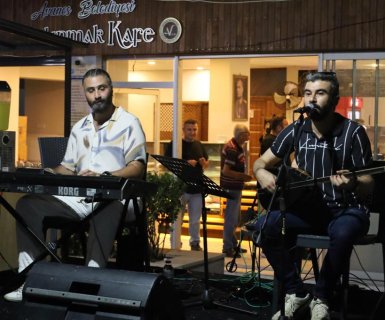 Belediyemiz Sosyal Tesislerinde Canlı Müzik Performansları ile Kızılırmak kıyısında yaz akşamları, canlı müzik eşliğinde daha da güzelleşiyor.