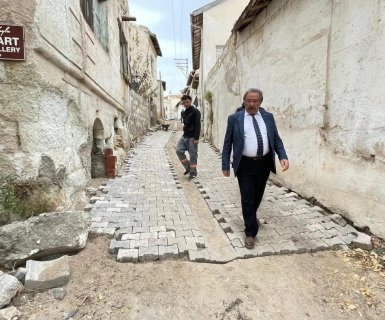Başkan Sarıtaş Yukarı Mahalle Yeşilbaş Cami sokaktaki deforme olmuş parke taşların değişim ve onarım çalışmalarını yerinde inceledi.