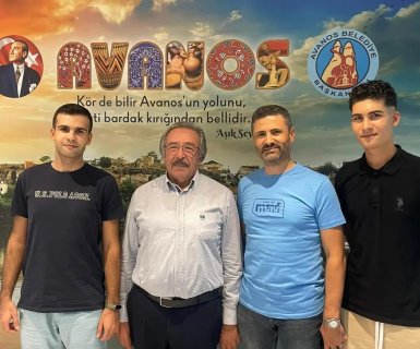 Genç Osman Koray Ünlü ve oğulları Yusuf ve Ahmet Ünlü Belediye Başkanımız Mustafa Kenan Sarıtaş'ı makamında ziyaret ettiler.