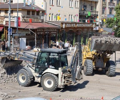 Avanos Çarşı Meydanı’nda, PTT önünden Çarşı Meydanı istikametine uzanan güzergahta, sıcak asfalt çalışmaları öncesinde kilit parke söküm çalışmalarına başlandı.