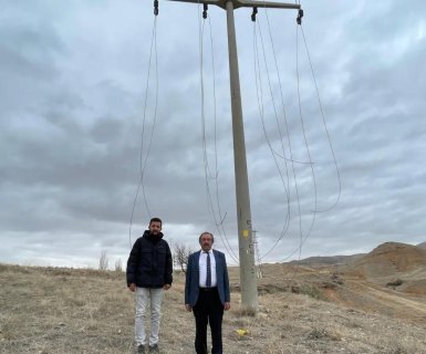 Başkan Sarıtaş Yukarı Mahalle İnönü caddesinden geçen beton elektrik direklerinin Medaş tarafından söküm çalışmalarını inceledi.