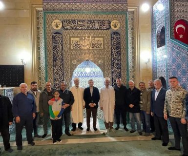 Belediye Başkanımız Sayın Mustafa Kenan Sarıtaş, Ramazan Bayramı’nın manevi atmosferini hemşehrilerimizle birlikte yaşayarak bayram namazını Avanos Şehit Şevket Tekin Merkez Camii'nde eda ettikten sonra vatandaşlarımızla bayramlaştı.