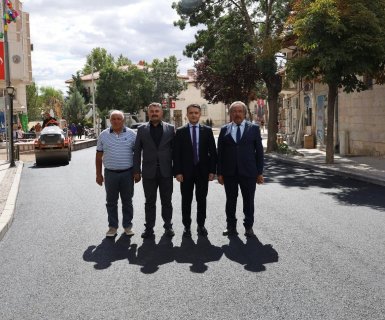 Belediye Başkanımız Sayın Mustafa Kenan Sarıtaş, Avanos Kaymakamımız Sayın Osman Bilici ve Türkeli Belediye Başkanı Sayın Mustafa Demir ile birlikte belediyemiz tarafından Vatan Caddesi’nde yürütülen sıcak asfalt çalışmalarını yerinde incelediler.