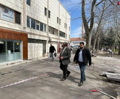 Belediye Başkanımız Sn. Mustafa Kenan Sarıtaş sosyal tesis önündeki düzenleme çalışmalarının ilerleyişini kontrol ederek yerinde inceledi.
