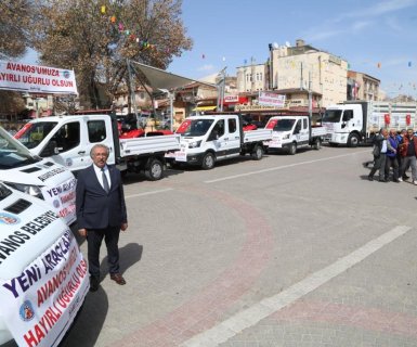 5 adet yeni damperli pikap, 1 adet kamyon, 1 adet yeni silindir ve 3 adet yeni çim biçme aracı