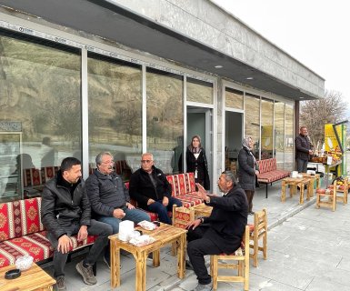 Belediye Başkanımız Sayın Mustafa Kenan Sarıtaş, Zelve’de yapımı tamamlanan ve faaliyete geçen iş yerlerini ziyaret ederek esnaflara hayırlı olsun dileklerini iletti.