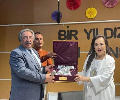 Belediye Başkanımız Sayın Mustafa Kenan Sarıtaş, kıymetli sanatçımız Sayın Türkan Şoray'a Sultan lakabı ile bilindiği için sultanların giydiği gücü temsil eden kaftan formunda Avanos'un geleneksel el sanatlarından Seramik takdim etti.