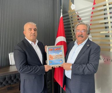 Belediye Başkanımız Sayın Mustafa Kenan Sarıtaş, ilçemizin kilit parke yol çalışmalarında ekibi ile birlikte büyük emek ve destekleri bulunan, iş insanı Sayın Kasım Tün’ün yeni iş yerinin açılışına katıldı.