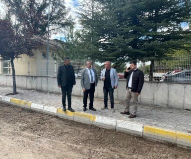 Belediye Başkanımız Mustafa Kenan Sarıtaş Belediye ekiplerimiz tarafından, ilçemiz Kapadokya ve Zelve caddesinde sıcak asfalt çalışması öncesi zemin hazırlığı ve kaldırım tamiratı çalışmasını yerinde inceledi.