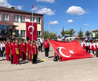 MHP Grup Başkanvekili ve Nevşehir Milletvekilimiz Prof. Dr. Filiz Kılıç, Avanos Kaymakamı Osman Bilici ve Belediye Başkanımız Mustafa Kenan Sarıtaş Ayhanlar İlkokulu tarafından hazırlanan 2024-2025 Eğitim - Öğretim Yılı Okul heyecanı kutlama programı ve A